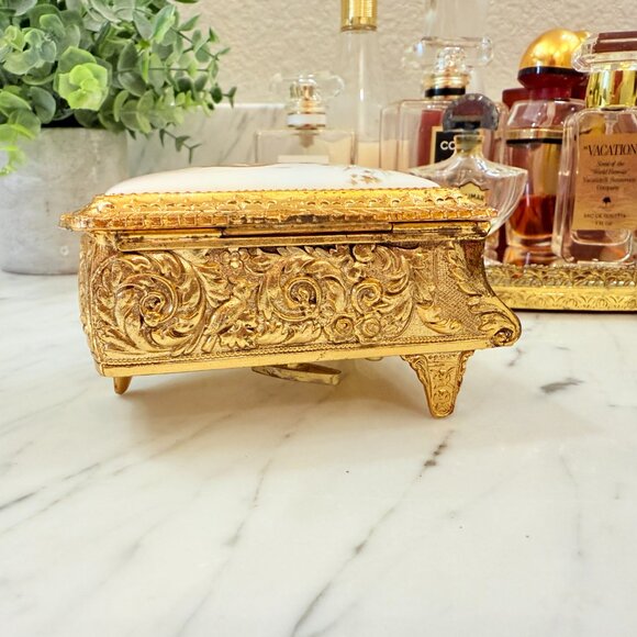 Vintage Hollywood Regency Music box with Puppy and Bunny - Picture 7 of 13